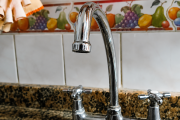 Obras Sanitarias busca restablecer este sábado el servicio de agua tras la rotura del caño madre del acueducto de Pampa del Chañar