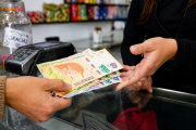 Mora récord en Argentina: Casi 6 millones de personas tienen problemas para pagar sus deudas y el Gobierno descarta un rescate