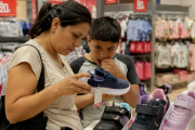 Una realidad que golpea a la infancia argentina: Casi 4 de cada 10 chicos tienen dificultades para acceder a ropa o calzado