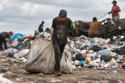 La crisis golpea a los hogares de Argentina y estiman que 1,7 millones de personas se sumaron a la pobreza en seis meses