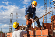 La UOCRA acordó nuevos aumentos escalonados y los trabajadores de la construcción cobrarán con actualización salarial