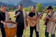 En el Día de la Madre, los Arrieros Huaqueños emocionaron con una interpretación especial de “Mamá Vieja” y su reconocimiento