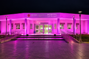 El Hospital San Roque de Jáchal iluminó su fachada de rosa para concientizar sobre la lucha contra el cáncer de mama