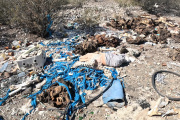 Arrojan escombros, basura y restos de animales faenados cerca del Dique Los Cauquenes, los vecinos están cansados de reclamar