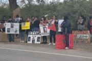 Amigos de Germán Galleguillo se manifestaron frente a la vivienda del menor investigado por su muerte y la familia pidió que sea trasladado