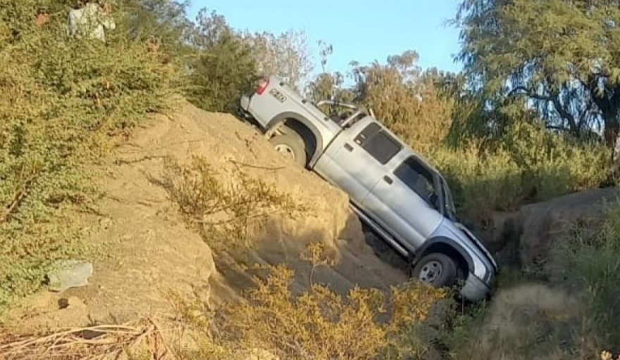 Una camioneta chevrolet cayó a una zanja en el Paraje Difunta Correa de ...