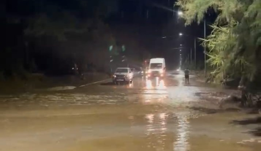 La lluvia y una impresionante creciente volvieron a golpear al norte de Jáchal: el agua ingresó a viviendas y un automóvil fue arrastrado