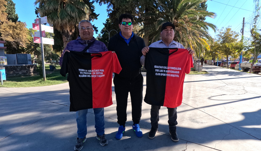 Ex integrantes de comisiones del Club Sportivo Niquivil le rindieron homenaje a don Alfredo Gallo Fonzalida y a don Tomas Tejada