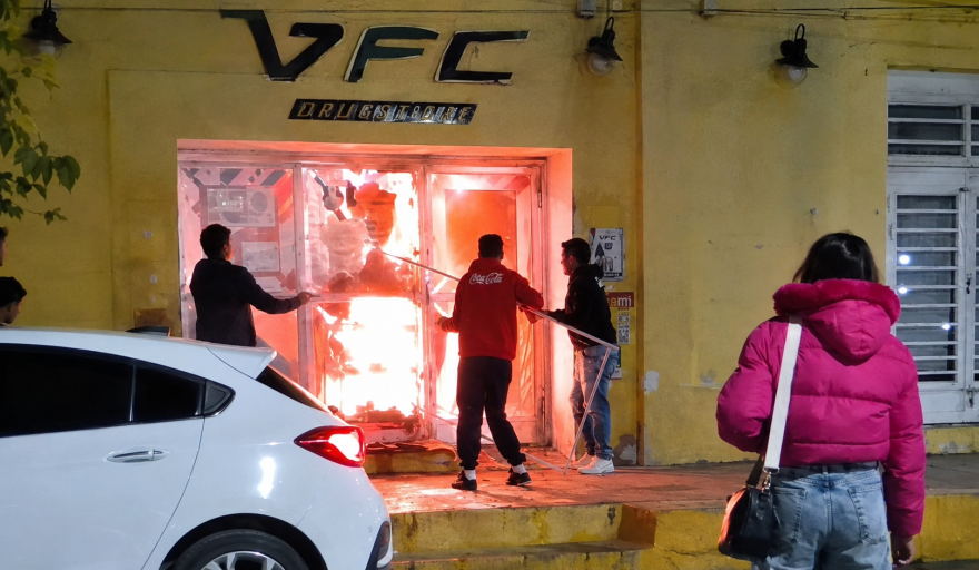 La rápida intervención evitó un incendio de grandes dimensiones en un drugstore frente a Plaza General San Martín de Jáchal