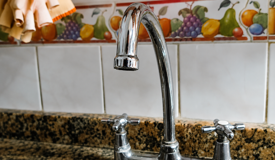 Obras Sanitarias busca restablecer este sábado el servicio de agua tras la rotura del caño madre del acueducto de Pampa del Chañar