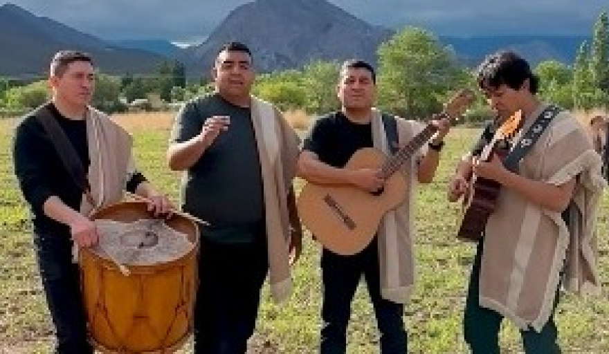 En el Día de la Madre, los Arrieros Huaqueños emocionaron con una interpretación especial de “Mamá Vieja” y su reconocimiento